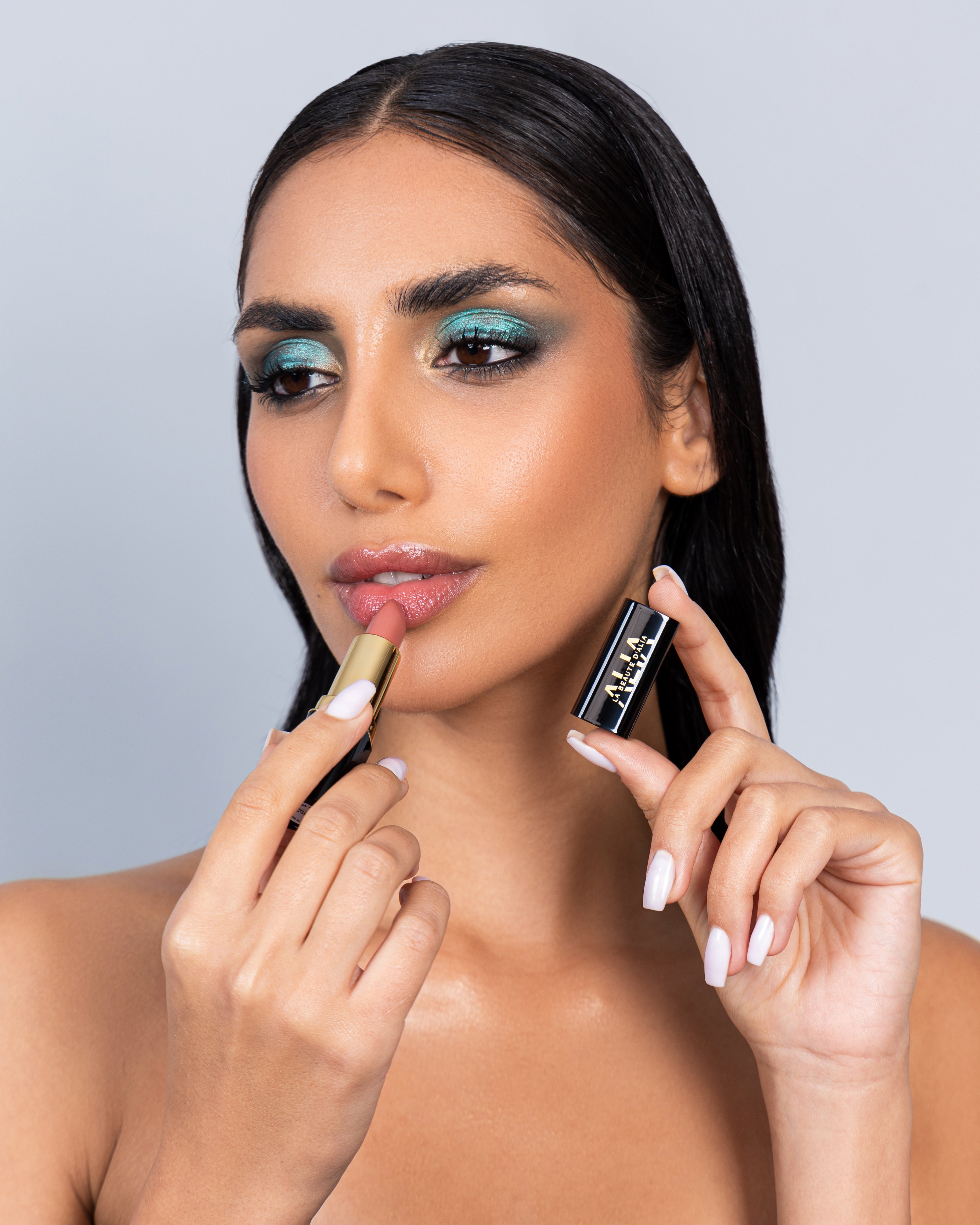 Lip Gloss: High-Shine, Non-Sticky Color for Every Tone