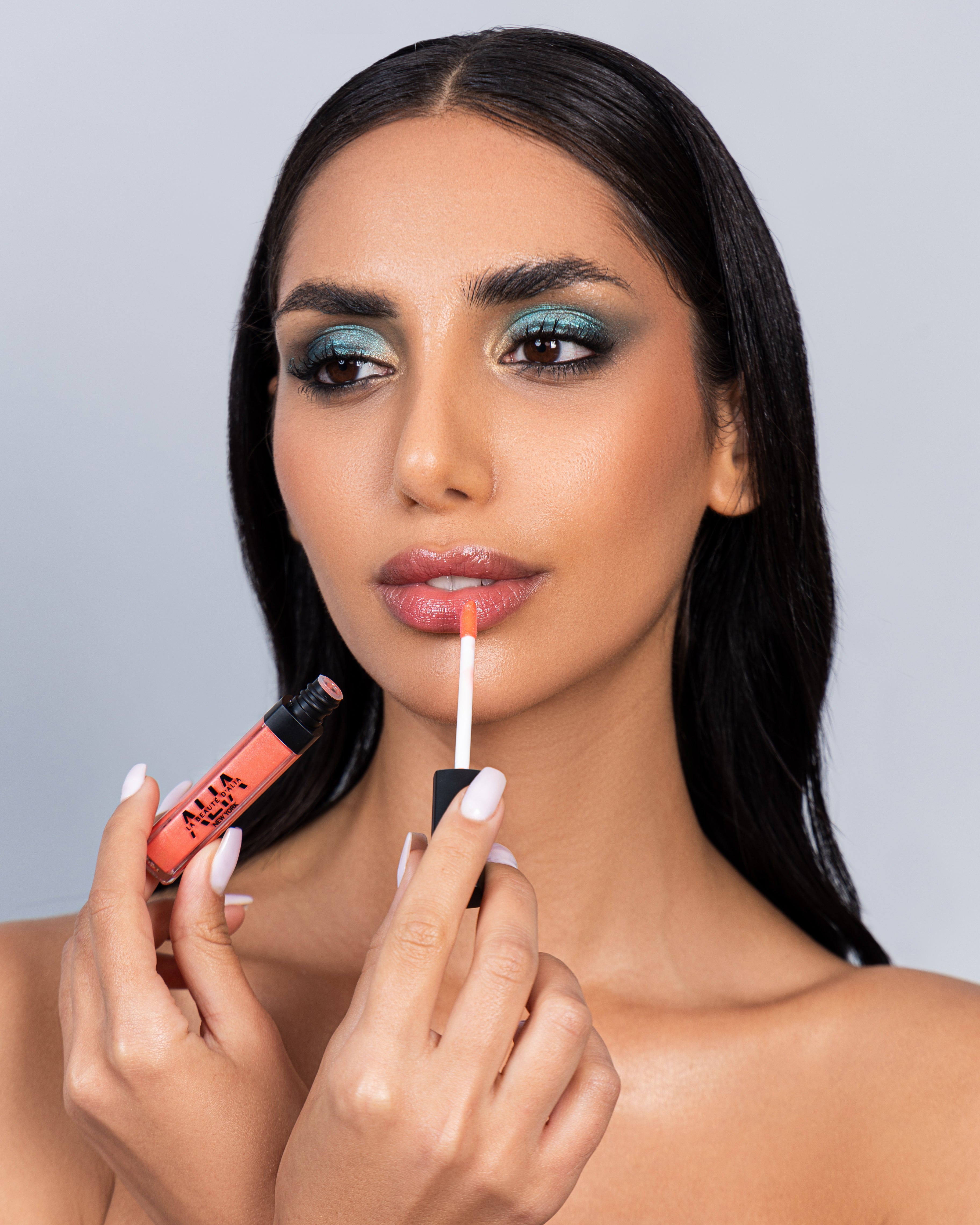 Lip Gloss: High-Shine, Non-Sticky Color for Every Tone