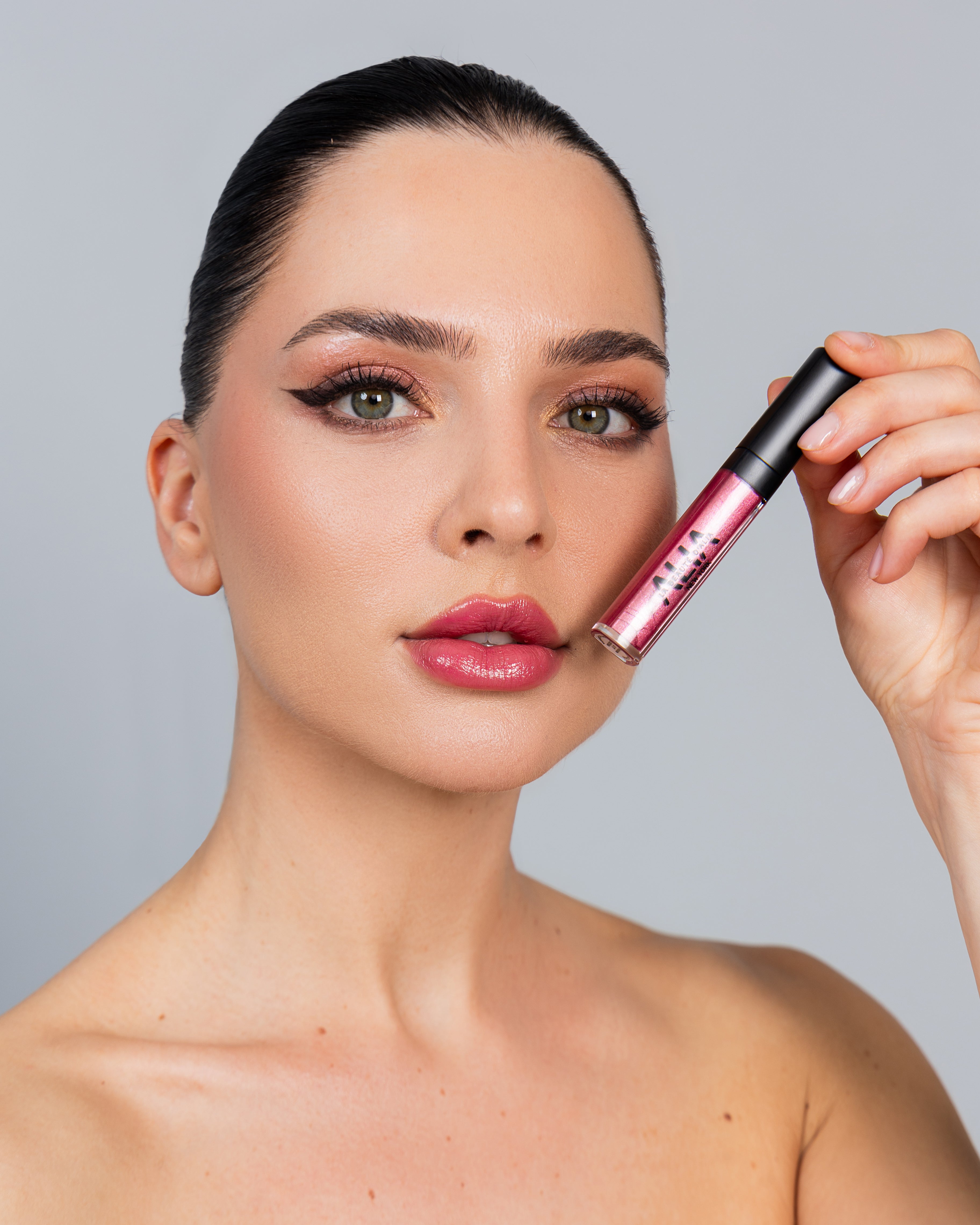 Lip Gloss: High-Shine, Non-Sticky Color for Every Tone