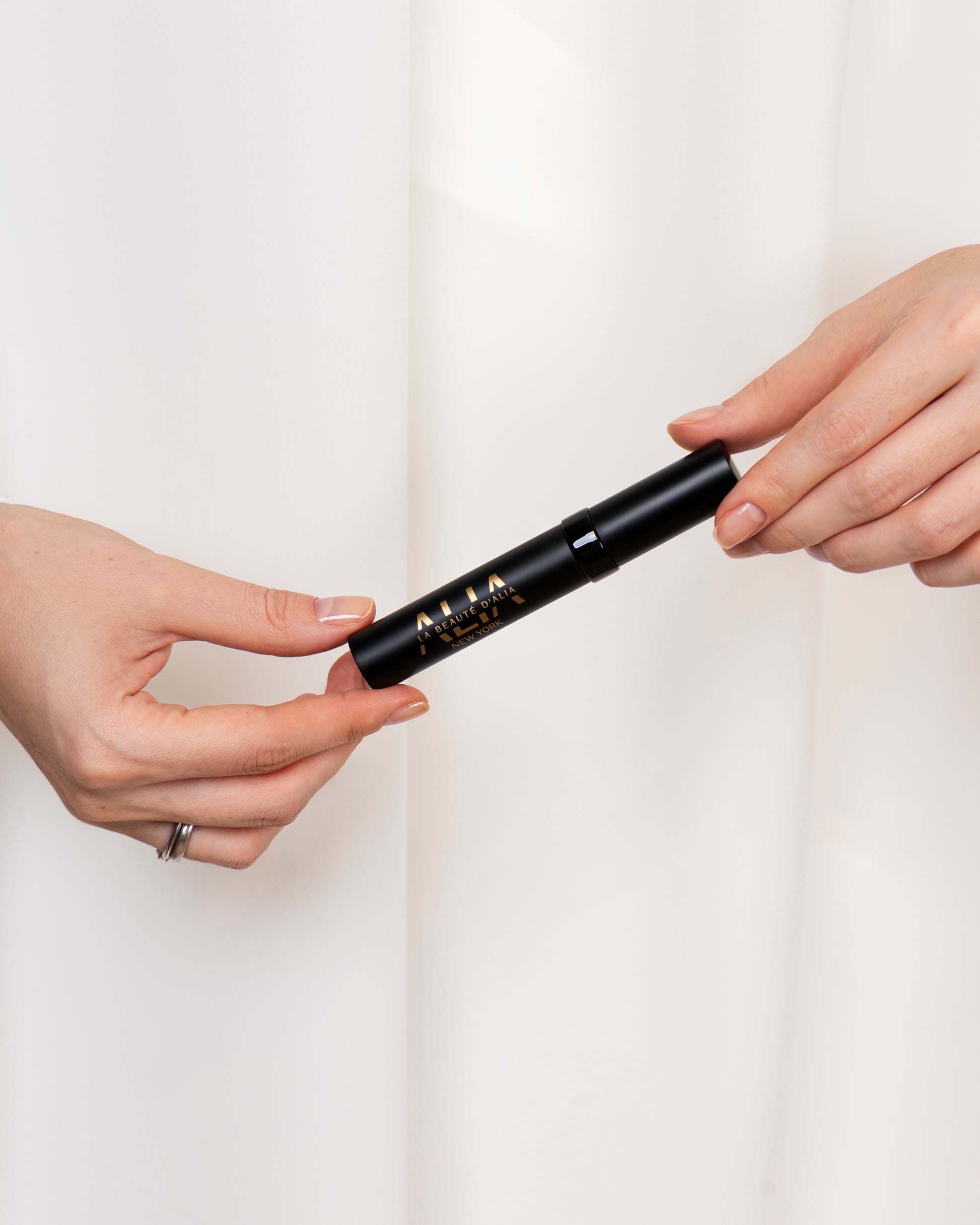 Water-Resistant Mascara: Bold, Lifted, Clump-Free Lashes